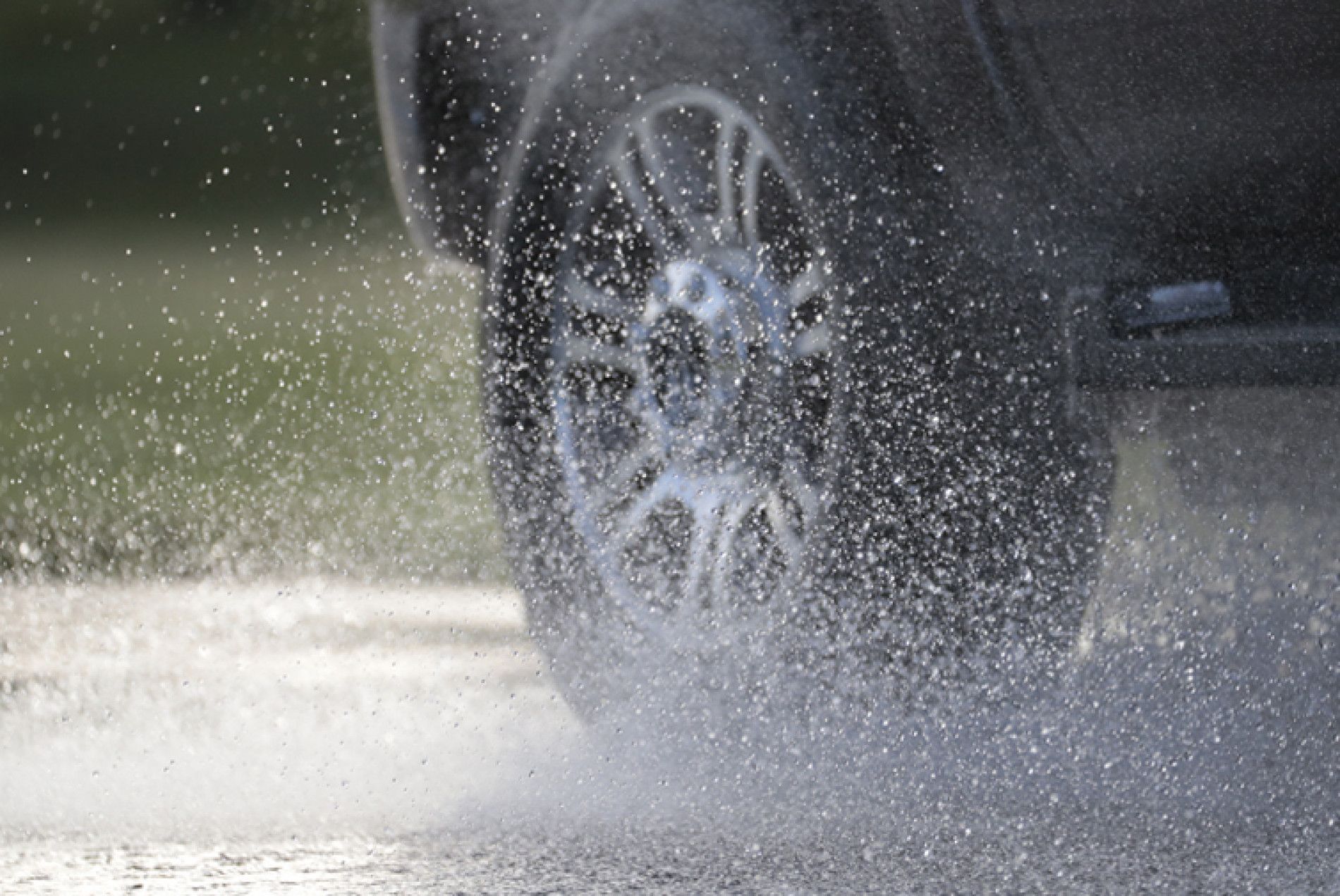 Berkendara di Trek Basah, Waspadai Hydroplaning!